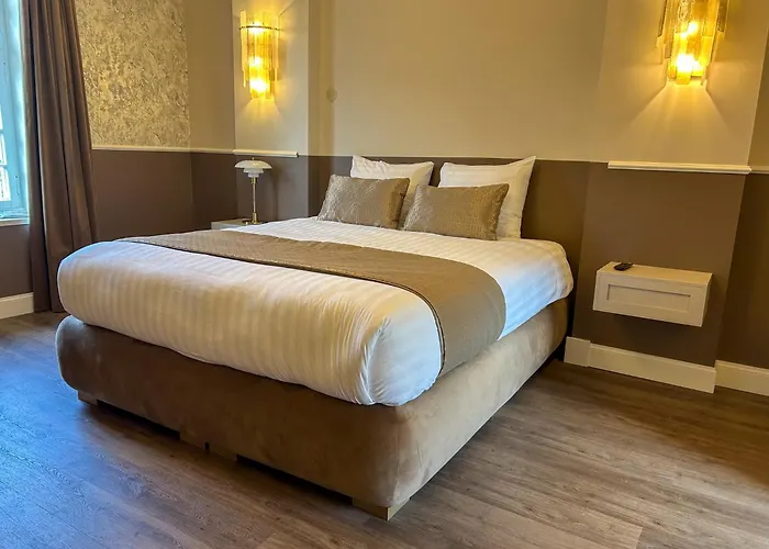 Готель Kasteel Oost 4*